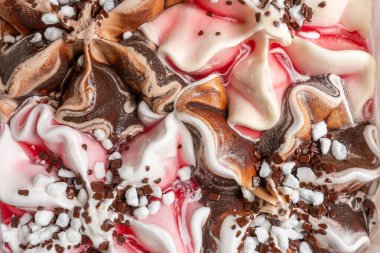 Vanilyalı dondurmanın çikolatalı görüntüsünü kapat..