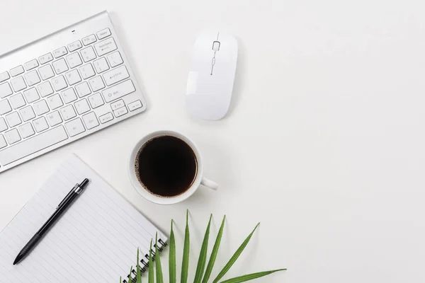 Arbeitsplatz Mit Computertastatur Bürobedarf Grünem Blatt Und Kaffeetasse Auf Weißem — Stockfoto