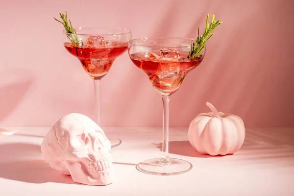 Minimales Konzept Halloween Mit Rosa Kürbis Totenkopf Und Cocktails Kreativer — Stockfoto