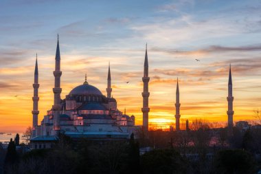 İstanbul, Türkiye 'de Mavi Cami (Sultanahmet Camii) üzerinde gün batımı.