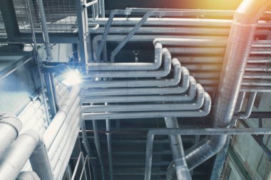 Sanayi bölgesi, mavi tonlu çelik boru hatları.          