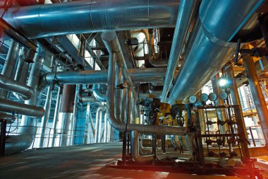 Modern bir endüstriyel güç planında bulunan ekipman, kablolar ve borular