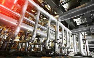 Ekipman, kablo ve boru olarak modern endüstriyel enerji santrali içinde buldum. Sanayi Bölgesi, çelik boru hatları, vanalar, kabloları ve yürüyüş yolları          