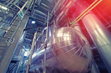 Endüstriyel çelik boru hatları, vanalar, kablolar ve geçitler