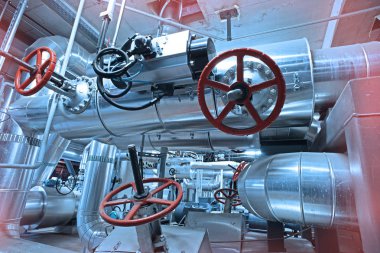 Modern bir endüstriyel güç planında bulunan ekipman, kablolar ve borular