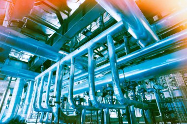 Sanayi bölgesi, çelik boru hatları, vanalar, kablolar ve yürüyüş yolu.