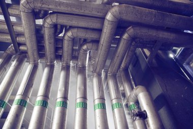 Ekipman, kablo ve boru olarak modern endüstriyel enerji santrali içinde buldum. Sanayi Bölgesi, çelik boru hatları, vanalar, kabloları ve yürüyüş yolları                       