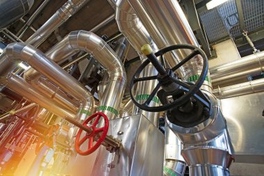 bir enerji santralinde farklı boyutlarda ve şekilli borular ve vanalar                         