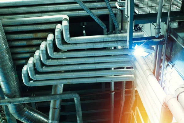 Industrielle Stahlrohre Ventile Kabel Und Gehwege — Stockfoto