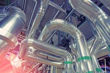 Modern bir endüstriyel enerji santralinde bulunan ekipman, kablolar ve borular..    