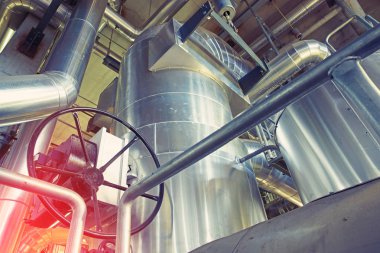 Modern bir endüstriyel enerji santralinde bulunan ekipman, kablolar ve borular.                         