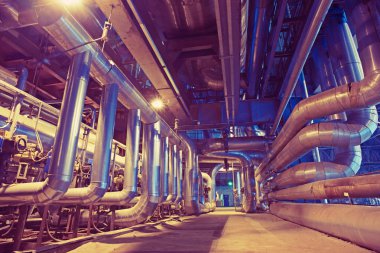 Endüstriyel çelik boru hatları, vanalar, kablolar ve geçitler