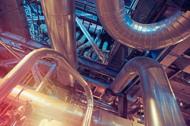 Endüstriyel çelik boru hatları, vanalar, kablolar ve geçitler