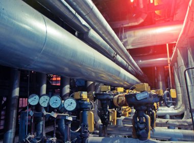 Endüstriyel çelik boru hatları, vanalar, kablolar ve geçitler