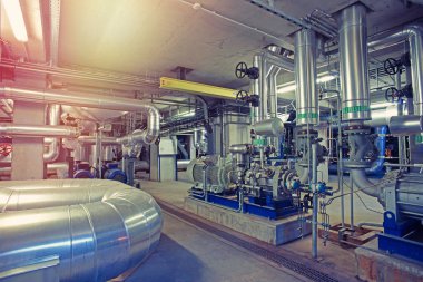 Endüstriyel çelik boru hatları, vanalar, kablolar ve geçitler