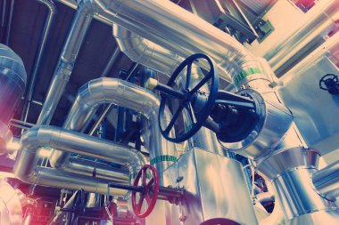 Endüstriyel çelik boru hatları, vanalar, kablolar ve geçitler            