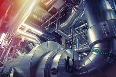 Modern bir endüstriyel enerji santralinde bulunan ekipman, kablolar ve borular.                  