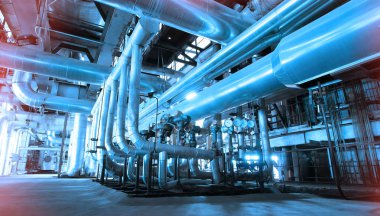 Endüstriyel enerji santralinde bulunan ekipman, kablolar ve borular.