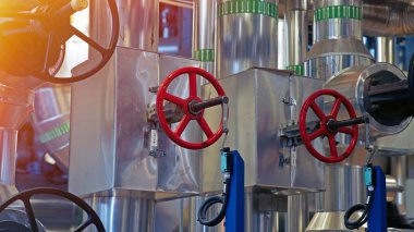 Modern bir endüstriyel güç planında bulunan ekipman, kablolar ve borular