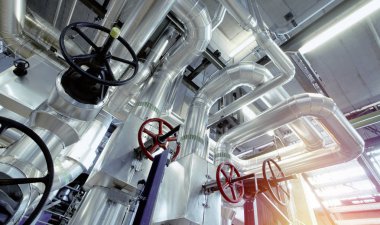 Modern bir endüstriyel enerji santralinde bulunan ekipman, kablolar ve borular.