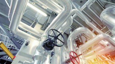 Modern bir endüstriyel enerji santralinde bulunan ekipman, kablolar ve borular.