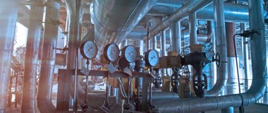 Modern bir endüstriyel güç planında bulunan ekipman, kablolar ve borular