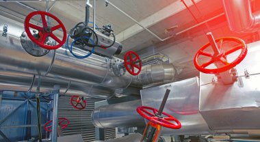 Modern bir endüstriyel güç planında bulunan ekipman, kablolar ve borular