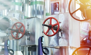 Modern bir endüstriyel güç planında bulunan ekipman, kablolar ve borular