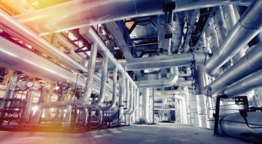 Ekipman, kablolar ve borular eski bir sanayi santralinin içinde bulundu.