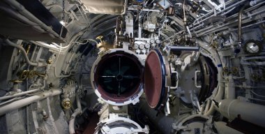 Valf ve boru eski denizaltı içinde ayrıntılı Görünüm          