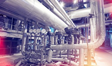 Modern bir endüstriyel güç planında bulunan ekipman, kablolar ve borular