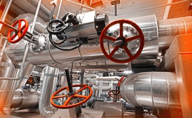 Modern bir endüstriyel güç planında bulunan ekipman, kablolar ve borular