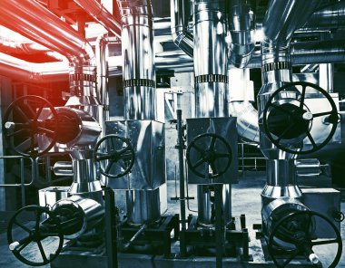 Endüstriyel enerji santralinde bulunan ekipman, kablolar ve borular.