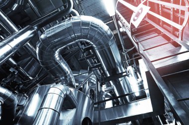 Modern bir endüstriyel güç planında bulunan ekipman, kablolar ve borular