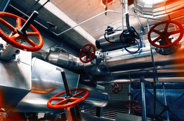 Modern bir endüstriyel güç planında bulunan ekipman, kablolar ve borular