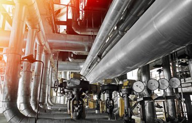 Modern bir endüstriyel güç planında bulunan ekipman, kablolar ve borular