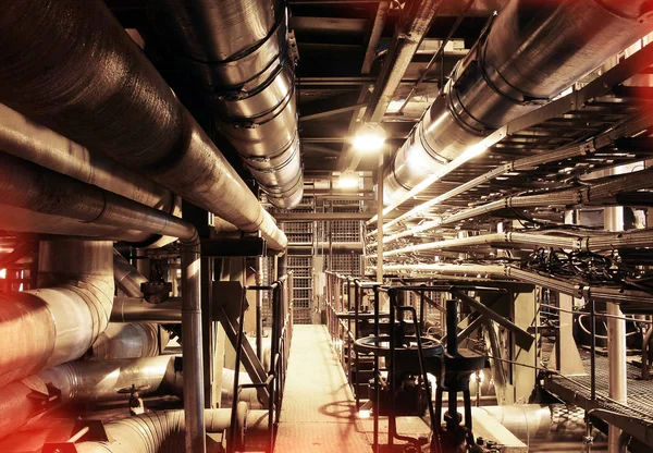Urządzenia Kable Rurociągi Znajdujące Się Wewnątrz Nowoczesnej Elektrowni Przemysłowej — Zdjęcie stockowe