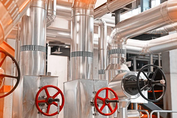 Modern bir endüstriyel güç planında bulunan ekipman, kablolar ve borular