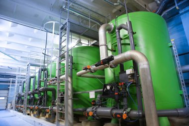 Endüstriyel enerji santralinde su arıtma tankları