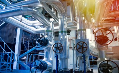 Endüstriyel çelik boru hatları, vanalar, kablolar ve geçitler