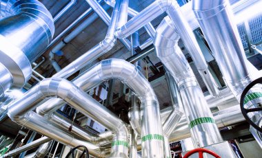 Modern bir endüstriyel güç planında bulunan ekipman, kablolar ve borular