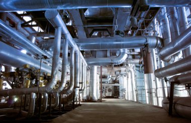 Ekipman, kablolar ve borular eski bir sanayi santralinin içinde bulundu.