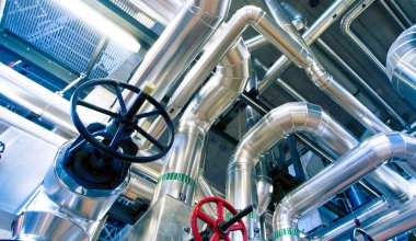 Modern bir endüstriyel enerji santralinde bulunan ekipman, kablolar ve borular.