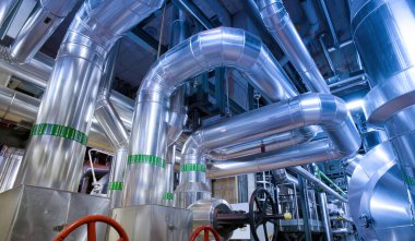 Modern bir endüstriyel güç planında bulunan ekipman, kablolar ve borular