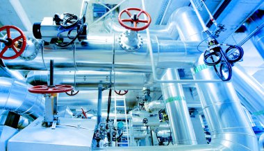 Modern bir endüstriyel enerji santralinde bulunan ekipman, kablolar ve borular.