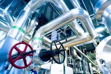 bir enerji santralinde farklı boyutlarda ve şekilli borular ve vanalar