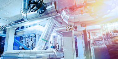 Modern bir endüstriyel güç planında bulunan ekipman, kablolar ve borular