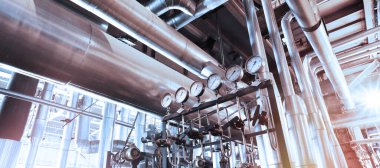 Modern bir endüstriyel güç planında bulunan ekipman, kablolar ve borular