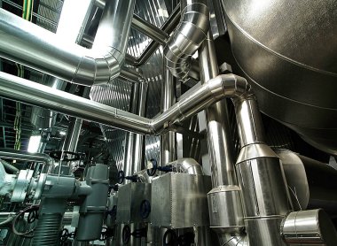 bir enerji santralinde farklı boyutlarda ve şekilli borular ve vanalar                 