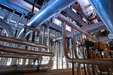 Modern bir endüstriyel güç planında bulunan ekipman, kablolar ve borular